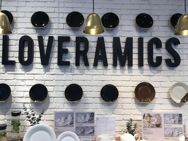 友人とは昔の同僚で、<br />香港に寄る度、いっつも急に<br />彼の職場に遊びに行かせてもらったり、お世話になっている。<br />今日だって、今日の朝7時に連絡したのに(^^; えへ<br /><br />スマホの充電器をちょうど借りられたし<br />その後も行きたい雑貨の店を伝えたら<br />どんどん案内してくれて<br />かつ彼の推薦のお店とやらで、私の母へのお土産まで見つかって<br />持つべきものは旅先の友。ありがたき。