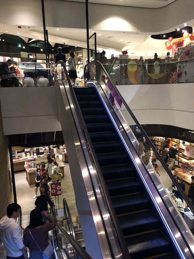 ハイサンプレイスは、若者向けの素敵なショッピングスポット<br />大好きな、台湾の誠品書店も入ってて<br />本や、雑貨を見て回り<br />半額になっているアメリカ製のカバンを買おうか散々迷い<br /><br />そうこうしているうちに、次の待ち合わせ