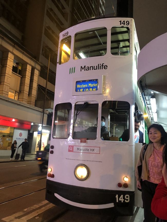 初対面の1人旅女子同士ですが<br />住んでいるのが同じ沿線なのもあり<br />とーっても良い子で<br />めっちゃ話が盛り上がり、<br />勢いでトラムに乗った後、どうにか夜景を見ようということに！<br />（写真の女性はその子でも私でもありません）