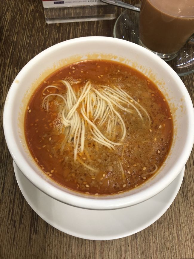 と、セットで担々麺！<br /><br />すごい朝ご飯だなw