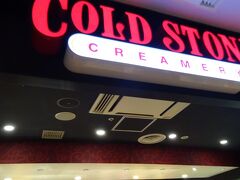 COLD　STONEに到着です。
メニューがいっぱい書かれていて、よくわからない…。
レジに行くと、注文はこちらでーすと言われ。
初めてなんですと言うと、親切に教えてくれた＾＾
チーズケーキファンタジーを注文して、コーヒーも注文