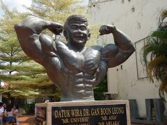 かなり気になる。
ネットで調べるとマレーシアのボディビル界の父らしいです。