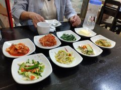 夜はパブストリートのそばにある有名な韓国料理屋「ダイバク」で夕食を食べました。自分はサムギョプサルを注文。ここのサムギョプサルは絶品です！！
ちなみに両親はビビンバを注文しました。それももちろんおいしかったです。