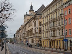 塔見えるのがヴロツワフ大学の建物。
キャンパスに広い庭園があるような大学かと思いきや道路側から見るとビルっぽい感じです。