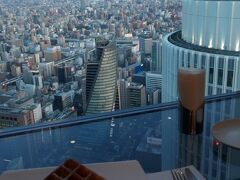 夕食は高島屋51階のカフェ ド シエルへ！

窓際は席が埋まっていて、いつ空くかわからないと言われましたが、せっかくなので並んで窓際を待ちました。4人で並んでは座れないので2・2に別れて座りました。

デートが主流でしょうね。2人ずつ座れるように丸くなってます。

パスタとデザートをいただきました(^^)







