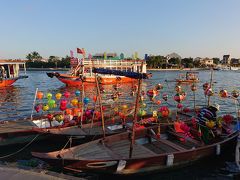 トゥボン川沿いにも行ってみました。
沢山のランタン船～「乗らない？」と沢山声を掛けられます･･･。
