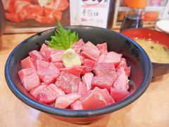 築地まで歩いて、朝昼ごはん。
先月も来たこちらに参りました！今回は、ブツ丼( ´∀｀ )
おいしかったぁぁぁぁぁぁ。