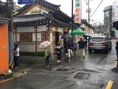 観光行こうにも、雨なんだよねー。
私は初めてのソウル、景福宮にも行きたかったけど、テンション下がるので予め調べていた参鶏湯「土俗村」にのみ行く。