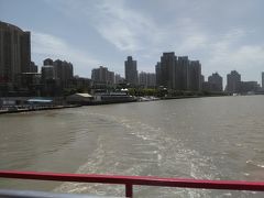 上海環球金融中心や東方明珠塔のある 浦東地区を離れていきます。