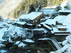 途中、雪道で何度も転びながらようやく辿り着けました(+o+)
やはり雪国に来る時は靴は雪国仕様にしないと駄目ですね
写真の旅館は地獄谷温泉の後楽館☆彡ここも秘湯守る会の登録宿です
ここは雪の無い時に来ましょう（笑）