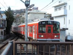 箱根板橋駅で列車交換をしました。

対向列車も同じ形式の様です。

箱根登山鉄道線は全線単線なので行き違いが必須となります。

特急列車も駅に運転停車(ドアの開かない停車)して、行き違いをしています。