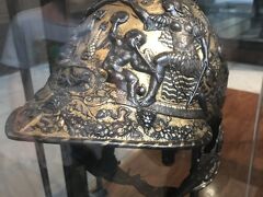 ナポレオンにもルイにもあまり興味がない私がここへ来たのは、これが見たかったから。
アンヴァリッドは施設の一部が軍事博物館として公開され、13～15世紀頃の鎧や馬具、装飾武具などが展示されているのです。

美しい少年が映って、一瞬天使かと思いましたよ。