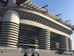 サン・シーロ (San Siro)に到着！

大きい～！！
次男大興奮（笑）

入り口にいた方がとても日本語が達者でびっくり^_^
フレンドリーに接して下さって嬉しかった

こんな一コマも旅の思い出。