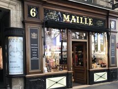 ホテルはオペラ座にも近いのですが、反対側に歩くとマドレーヌ寺院も数分の立地。
今朝はマドレーヌからバスに乗るつもりなので、マスタード専門店のマイユに立ち寄りました。日本でも瓶入りの物がスーパーでも買えますね。
こちらの店舗ではフレッシュマスタードが買えることで有名です。素敵なデザインの専用の陶器の瓶に詰めコルクの蓋をした後、しっかりした梱包をしてくれるのでお土産に最適です。店内にはトリュフやハーブなどいろいろなフレーバーのマスタードがずらりと並んでいて、試食もさせてくれます。
持参の陶器瓶を手にしたマダムやムッシューたちが次々に買って行きます。何もかもがとってもお洒落なお店でした。