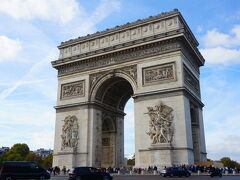ベタな写真ですよねー。シャンゼリゼ通りの突き当たり、言わずと知れたエトワール凱旋門です。上に登ったりはしませんでした。私にとっては一度見ておけばいいかなって程度。周りの大きなロータリーを車がビュンビュン走るのには驚きました。