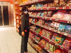 モノプリに寄って、プチプラなお土産の買い足し。

実はモノプリでは午前中にバターも購入しました。エシレやボルディエなど、日本で買うと数千円する発酵バターがパリでは2.5～5ユーロで買えるのです。保冷バッグと緩衝材などを用意してきてるので、購入したバターを梱包し、オペラ座近くの旅ステーションで冷凍してもらいました。
冷凍サービスは有料ですが、日本語デスクもあり助かりました。明日、ロワシーバスに乗る前に取りに行きます。バターは液体扱いになるので機内への持ち込みはダメですが、預け荷物に入れれば大丈夫です。