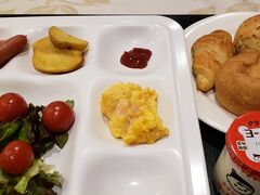 ホテルは広島駅近くのニューヒロデン。
朝食は和洋しっかり揃っていて美味しくいただきました。チチヤスヨーグルトが地元のものとは！