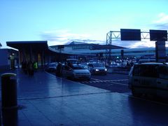 次第に車窓からの眺めは郊外の風景に変わり、遠く前方には離発着する航空機の姿。やがてバスはローマの空の玄関であるフィウミチーノ国際空港に到着。 