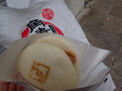 ふわふわの皮に、角煮　味付けはそんなに濃くなくて、おいしい　角煮なんでちょっと脂っぽいけど