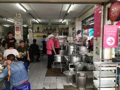 バンコクに行ったら食べようと思っていた、ピンクのカオマンガイ。
手慣れた感じで行列が捌かれていく。