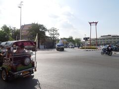 　タイ語ではサオ チン チャー（ブランコの柱）と言うそうです。