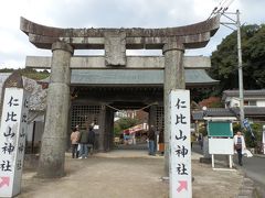 　仁比山神社の鳥居です。奥の建物が仁王門です。