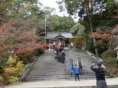 　正面の社は仁比山神社です。