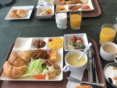 朝食のバイキングです。

朝食も種類が豊富です。美味しくいただきました。

またまた食べすぎ。

朝食を終え、9時半からゲレンデにいったのですがあまりの吹雪と寒さで写真はとりませんでした。

昨日撮っててよかった。


