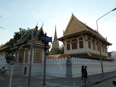 　タナオ通りを南下して、ワット・ラチャボピットにやってきました。