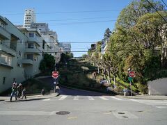 世界で最も急な坂ともいわれるLombard Street付近でケーブルカーを降りました。