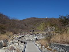 殺生石を見に行きました。
ところどころ火山ガスが出ています。