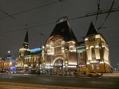 サンクトペテルブルグへ行くためにレニングラード駅にやってきました。
駅はヒルトンホテルから徒歩５分とホテルかのすぐそばです。
冬場は明るくなるのは朝１０時ごろです。