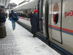 時間道理にサンクトペテルブルグのモスクワ駅に到着です。
サンクトペテルブルグなのにモスクワ駅って解からいずらいのでやめてほしいですね。東京に大阪駅がある様なものです。ロシアってこういうの多い様な気がします。
モスクワなのにベラルーシ駅とかカザン駅とか