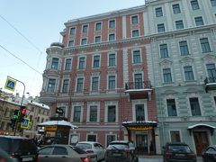サンクトペテルブルグの宿、ラディソンソーニヤです。
なぜか外観の色が半分違うツートンカラーです。