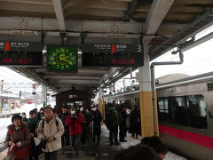 横手駅(14:20)
新庄駅12:56発の列車で、横手駅に到着しました。列車は秋田行きですがここで大半が下車し、駅はけっこう混雑していました。