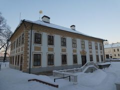 夏の宮殿ピヨートル大帝の住居だった建物です。
中に入れる様ですが行ったのが夕方だったので入れませんでした。