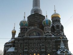 エルミタージュ美術館と並んでサンクトペテルブルグの観光の目玉の一つでもある地の上の救世主教会です。
モスクワのワシリー寺院に似ています。