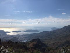 いったんホテルに戻って出発します。
向かったのは、寒霞渓（かんかけい）。

頂上から瀬戸内が一望できます。ちょうどこの日（11月23日）は紅葉が見頃を迎えていました。ロープウェイもあるのですが、片道３０分待ちで、坊主の体調もあり断念。でも十分美しい風景を堪能できます。