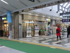 おぎのや　軽井沢駅売店が　
改札に向かって右側にありました

角のコンビニにも置いてありました

値段は一緒でした