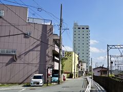 【三重県、松阪へ一路】

駅からタクシー....でも.....と思いきや......今晩、泊まる予定のホテルがあそこに見えはる.....