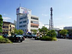 【三重県、松阪へ一路】

近鉄山田線の駅前（出入り口２の松阪駅前）は、......な～んにもない......タクシーは6－７台......こんな小さな駅にしては多い.....かな.........