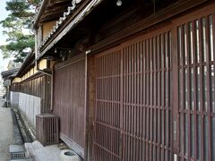 【松阪の街並み】

.........1675年、治郎兵衛政幸を創業の祖とし、後には江戸の大伝馬町一丁目に5軒の出店を構える木綿商となります.......広重作の「東都大伝馬街繁栄之図」には、長谷川家の江戸店が描かれており、その繁栄ぶりがうかがえます........

......なんだそーです。