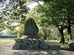 【松坂城跡】

そこがお城だと思わせるものは、「城壁」のみ.......