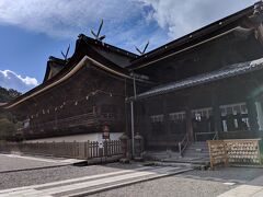 吉備津神社。
ここまでがしんどい。そしてお参りするのに階段がそびえる。
それでもまあ、ここまでは平たんな道である。比較的。