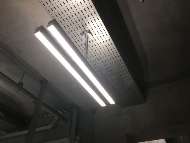 仕事柄天井は設備機器をまじまじと見てしまいます。