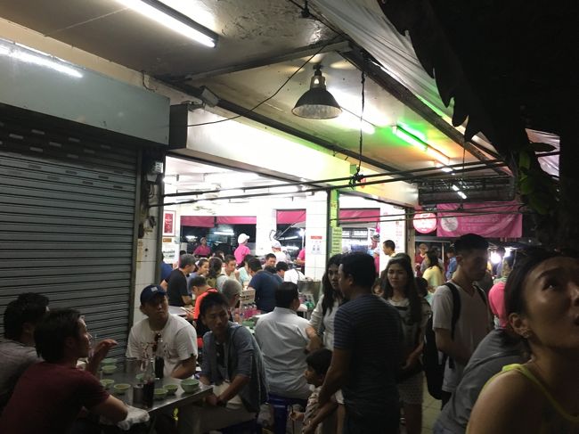 適度に散歩して再挑戦。<br />さすが人気店、並んでます。