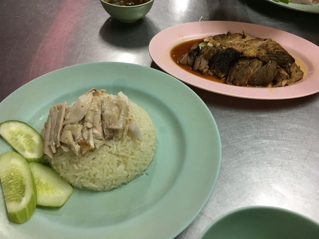 さすがに美味しいです。<br />緑より鶏肉が柔らかい。<br />奥は角煮的な物。八角風味がすごいです。