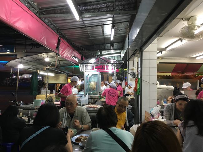 やっと着席。<br />結構日本語が聞こえました。<br />留学中の学生ですかね。