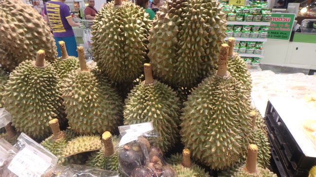 帰りにビッグCに寄りました。<br />まるごとドリアンもあり、パック詰めのもありました。<br />