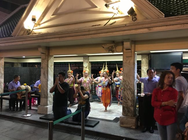 願いがかなうと踊りを頼むらしいです。<br />踊り子が増えると料金も増える仕組み。